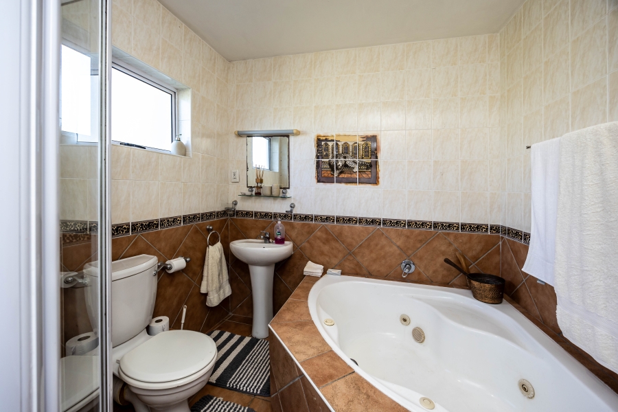 5 Bedroom Property for Sale in Gonubie North Eastern Cape